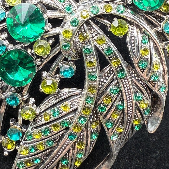Elegant Silver and Green Leaf Rhinestone Brooch - Picture 3 of 8